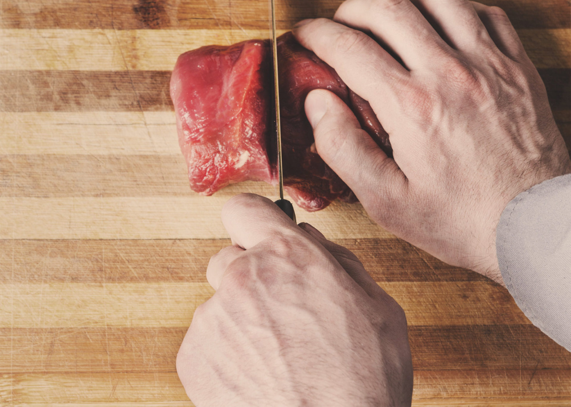 Découpe de viande sur une planche, Maison Steffen boucherie Luxembourg