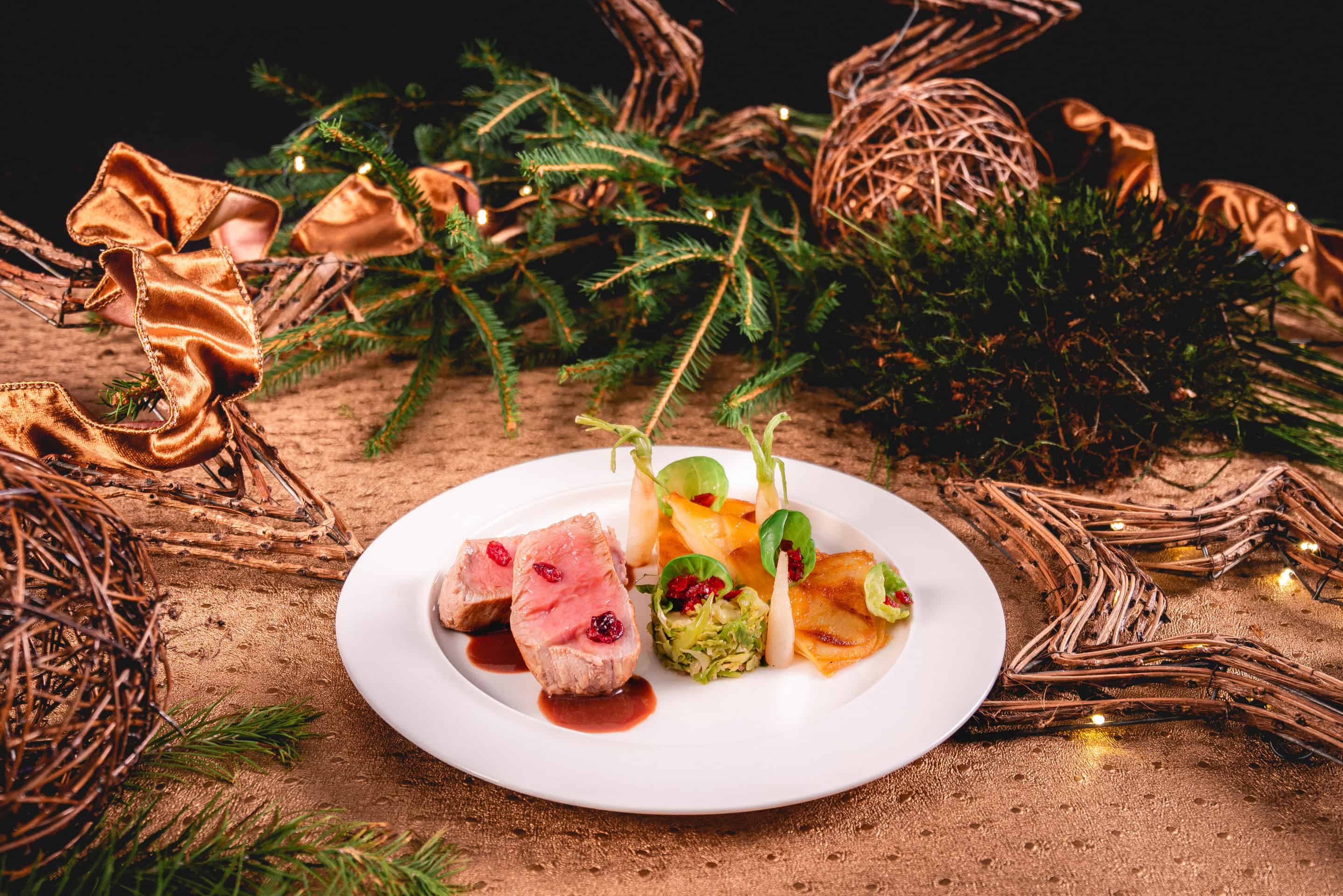medaillon-veau-filet-airelles-radis-glacon-petale-chou-bruxelles-mille-feuille-pomme-de-terre-panais-lisanto-maison-steffen-fetes-menu-5