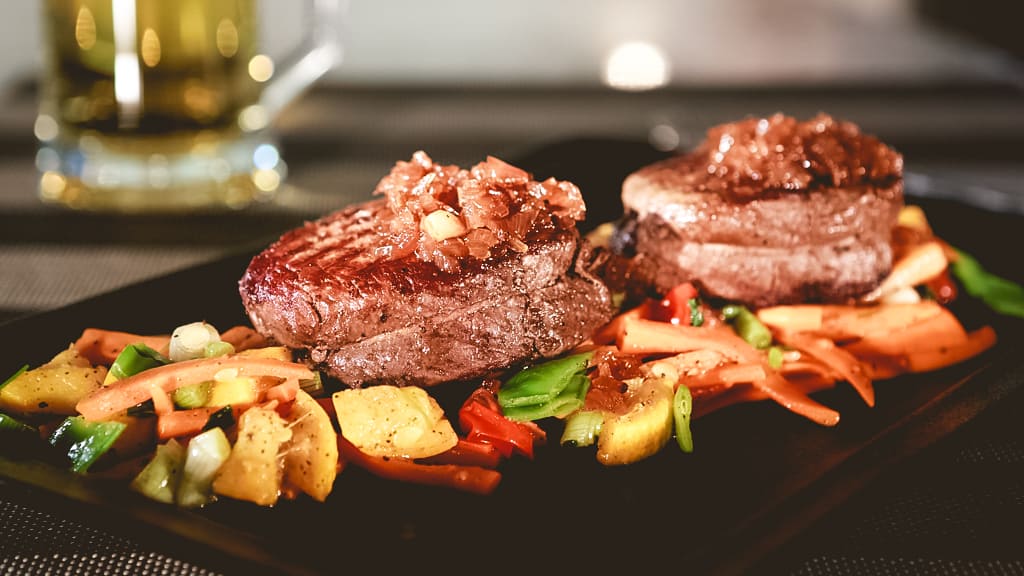 Filet de boeuf avec légumes de printemps et échalotes confites